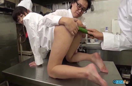 Đút cặc ngập lồn cô đầu bếp dáng múp bướm đỏ hồng